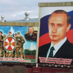 Auf der Militärbasis der russischen Armee in Grosny / Tschetschenien im März 2006. Das Bild von Präsident Putin ist ein Muss in der Militärpropaganda für Soldaten.