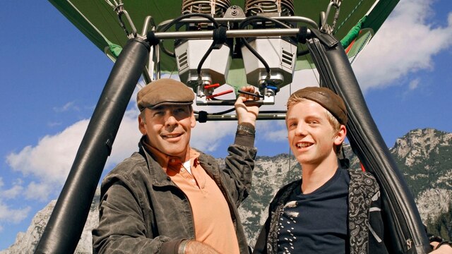 Auf und davon: Martin (Sascha Hehn) und der Teenager Tom (Paul Metzger) gehen in die Luft. | Bild: ARD Degeto/BR/Hans Seidenabel