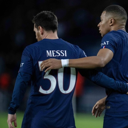 Lionel Messi und Kylian Mbappe, zwei Superstars der WM 2022 in Katar, spielen gemeinsam beim französischen Verein Paris Saint-Germain.
