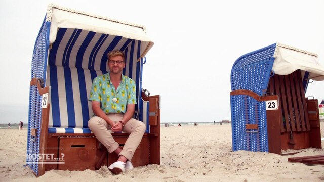 Moderator  Johannes Zenglein sitzt in einem Strandkorb und zeigt einige Urlaubsorte an der Ostsee.