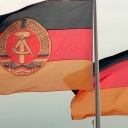 Während des deutsch-deutschen Gipfeltreffens am 13. Februar 1990 wehen nebeneinander die beiden Fahnen der DDR und der Bundesrepublik Deutschland (rechts )und die der Deutschen Demokratischen Republik einträchtig nebeneinander.