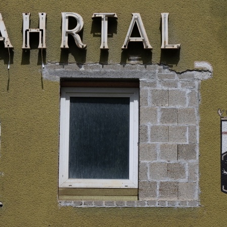 Der Schriftzug "Ahrtal" an der Fassade eines ehemaligen Gasthofes. Im Juli 2021 hatte die Flutkatastrophe gewaltige Schäden im Ahrtal hinterlassen.