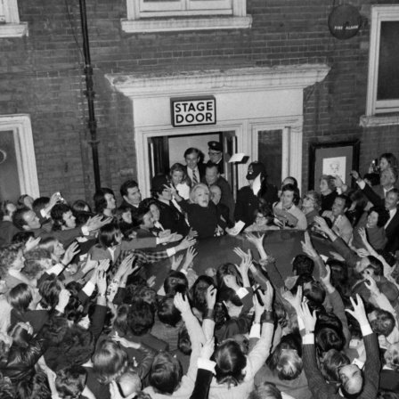 Die Schauspielerin und Sängerin Marlene Dietrich winkt im Juni 1972 ihren am Bühneneingang wartenden Fans zu. Archivfoto.