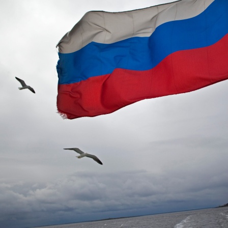 Das Beitragsbild zum Dok5 Feature "Weißes Meer - Schwarzes Meer Wo Putin Geschichte fälscht" zeigt eine russische Flagge eines Schiffes auf dem weissen Meer.