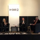 Die Jurymitglieder Christoph Schröder, Shirin Sojitrawalla, Klaus Nüchtern diskutieren mit Moderator Carsten Otte