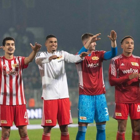 Nach dem Abpfiff gegen Borussia Mönchengladbach jubeln die Spieler von Union Berlin: v. l. Robin Knoche 1. FC Union Berlin, Diogo Leite 1. FC Union Berlin, Danilho Doekhi 1. FC Union Berlin, Torhüter Lennard Grill 1. FC Union Berlin, Jamie Leweling 1. FC Union Berlin, Jubel nach Abpfiff (Bild: IMAGO / Matthias Koch)