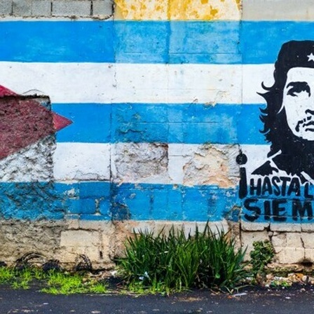 Ein Wandbild zeigt die kubanische Flagge und das Konterfei von Che Guevara