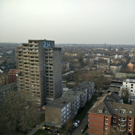 Das Beitragsbild des Dok5 "18 Etagen Abriss - Wie Wohnraum vor die Hunde geht" zeigt das leerstehende achtzehnstöckige Hochhaus in Dortmund.