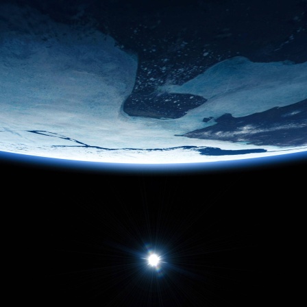 Vereister Planet im Weltall mit einer Sonne im Hintergrund