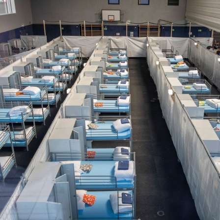 Eine zur Flüchtlingsunterkunft umgebaute Turnhalle.