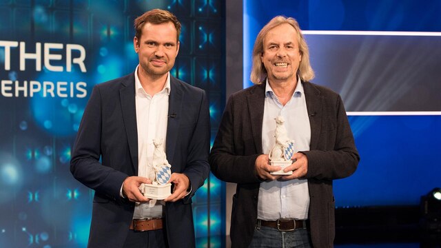 Thomas Heise (rechts) und Claas Mayer-Heuer (links) erhalten den Bayerischen Fernsehpreis 2021 für ihren Film "Die Macht der Clans". | Bild: BR