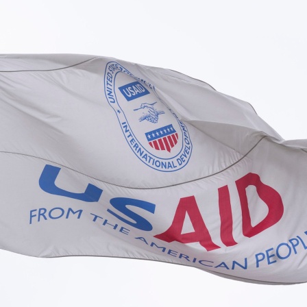 Die Flagge der US-Behörde für internationale Entwicklung (USAID) weht vor dem USAID-Büro in Washington. 