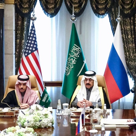 Der saudische Außenminister Prinz Faisal bin Farhan Al Saud (links), der saudische nationale Sicherheitsberater Mosaad bin Mohammad Al-Aiban, der russische Außenminister Sergej Lawrow (rechts) bei ihrem Treffen im Diriyah-Palast in Riad (Saudi-Arabien).