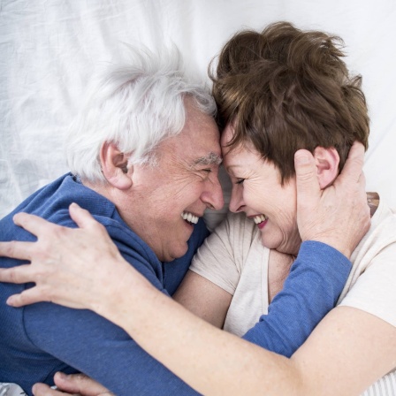 Älteres Paar im Bett: Für Sexualität gilt: Es gibt Veränderungen im Alter, aber keine Altersgrenze. Wer sich von herkömmlichen Vorstellungen freimacht, kann die Sache entspannt angehen und viel erleben.