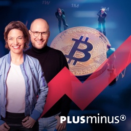 Auf dem Bild ist eine große Bitcoin-Münze zu sehen, um die drei Personen stehen. Seit der Wahl von Trump ist der Bitcoin zuerst stark gestiegen und dann wieder abgestürzt. Welchen Einfluss hat der US-Präsident auf den Kryptokurs? Und wer beeinflusst sonst noch den Bitcoin? Lohnt es sich für Kleinanleger, jetzt noch einzusteigen?