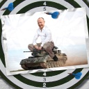 Eine Bildmontage zeigt eine Dartscheibe. Darauf ist eine Postkarte mit einer Fotomontage zu sehen. Sie zeigt CDU-Chef Friedrich Merz, der auf einem Miniatur-Panzer fährt.
