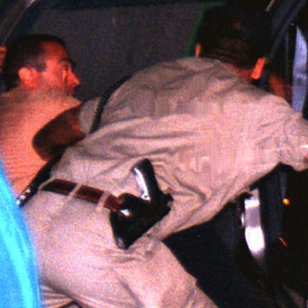 Israelische Sicherheitsbeamte drängen den tödlich verletzten Ministerpräsidenten Izchak Rabin (am Boden) in einen Wagen (Archivbild)