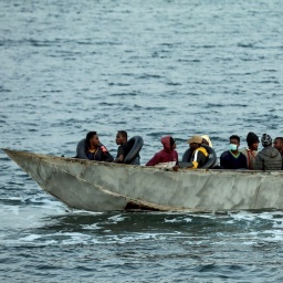 Ein kleines Boot mit Migranten im Mittelmeer, nachdem es von der tunesischen Küstenwache abgefangen und an die Küste der südtunesischen Stadt Sfax zurückgebracht wurde.
