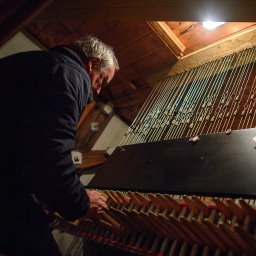 Musiklehrer Frank Müller spielt im Glockenturm des Rathauses der Landeshauptstadt Magdeburg das Carillon. 