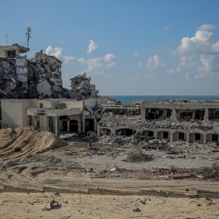 Ein zerbombtes Gebäude an der Küste des Gazastreifens.