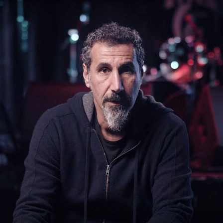 Serj Tankian sitzt und sieht in die Kamera vor ihm | Bild: picture-alliance/dpa