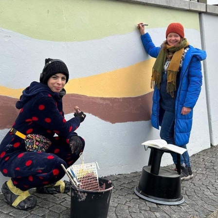 Zu sehen die beiden Künstlerinnen Vera Vorneweg (rechts) und Jasmin Lebaci, auch bekannt als Miama Punk Machine beim