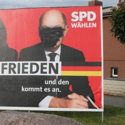 Ein beschädigtes Wahlplakat der SPD In Mecklenburg Vorpommern bei den Europawahlen im Jahr 2024.