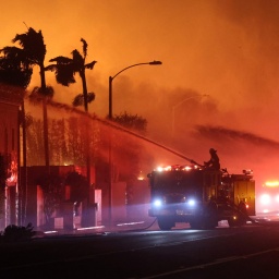 Feuerwehrleute versuchen die Brände in Los Angeles in den Griff zu bekommen.