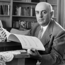Philosoph und Soziologe, Musiktheoretiker und Komponist Theodor Adorno an seinem Schreibtisch ca. 1960.