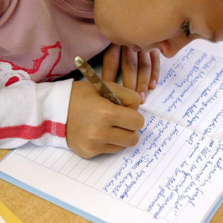 Ein kleines Mädchen übt Schreiben