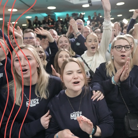 CDU-Anhänger reagieren im KonradAdenauer-Haus vor der Prognose zum Ergebnis der 
Bundestagswahl.