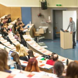 Dozent spricht in einem Hörsaal