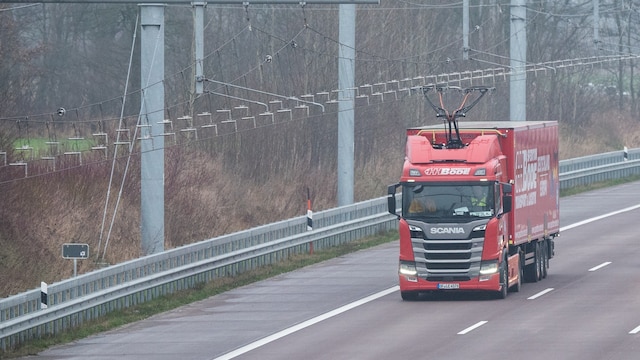 Ein Hybrid-Lkw mit einem Stromabnehmer fährt auf der Autobahn A1 zwischen Lübeck und Reinfeld.