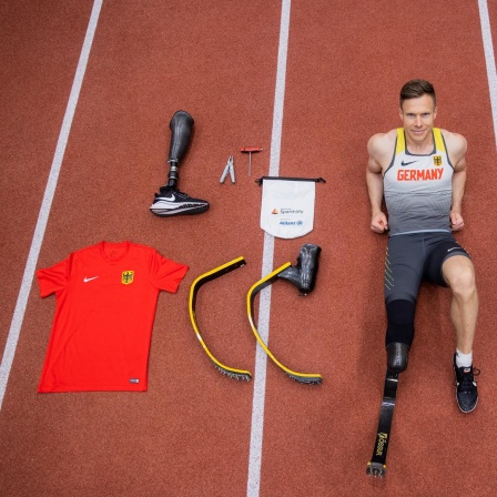 Der deutsche Leichtathlet Markus Rehm inmitten der Utensilien, die er zu den Paralympischen Spielen in Tokio mitnahm.
