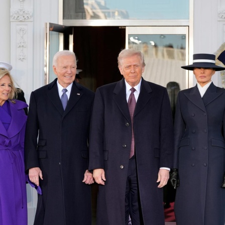 Der designierte Präsident Donald Trump und Melania Trump werden bei ihrer Ankunft im Weißen Haus in Washington von Präsident Joe Biden und First Lady Jill Biden begrüßt. 