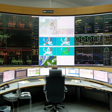 Netzdaten sind auf den Bildschirmen in der Hauptschaltleitung des Übertragungsnetzbetreibers Amprion zu sehen.