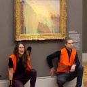 Klimaaktivisten der Klimaschutz-Protestgruppe "Letzte Generation", nachdem sie das Gemälde "Getreideschober" (1890) von Claude Monet im Potsdamer Museum Barberini mit Kartoffelbrei beworfen haben.