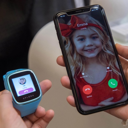 Eine Kindersmartwatch ruft das Telefon der Eltern an (Bild: Andrea Warnecke/dpa-tmn)