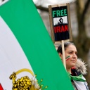 Eine Frau nimmt an einer Kundgebung gegen das iranische Regime teil