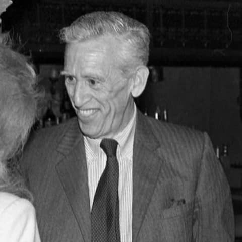 J.D Salinger (rechts), Autor von Catcher in Rye, zusammen mit der Schauspielerin Elaine Joyce bei einer Veranstaltung im Mai 1982.