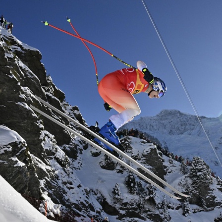 Der Schweizer Skifahrer Marco Odermatt während der Abfahrt in Wengen