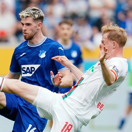 Zweikampf zwischen Anton Stach (TSG 1899 Hoffenheim) und Tim Breithaupt (FC Augsburg)
