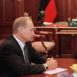 Der russische Präsident Boris Jelzin (rechts) und der von ihm vorgeschlagene Ministerpräsident Wladimir Putin am 10. August 1999 im Moskauer Kreml