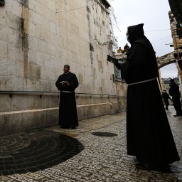 Christliche Mönche auf der Via Dolorosa am Karfreitag 2020 - auch zu Pandemiezeiten war die Straße weitgehend verwaist 
