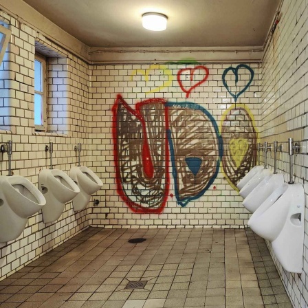 Öffentliche Männertoilette am Rathaus in Bochum (Bild: picture alliance/imageBROKER/Stefan Ziese)