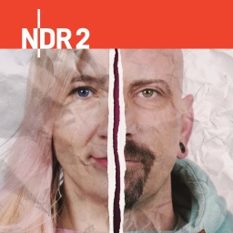 Zwei montierte Gesichtshälften vor zerknittertem Papier-Hintergrund: Stefanie und Dominique (2. Staffel) Hinweis: Das Foto wurde mit KI nachbearbeitet. 