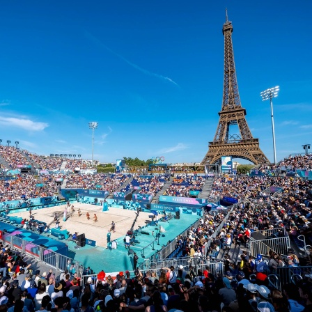 Der Eiffelturm im Hintergrund des Beachvolleyballfelds der Olympischen Spiele in Paris