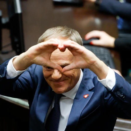 Donald Tusk, Oppositionsführer, formt nach seiner Wahl zum polnischen Premierminister im Parlament ein Herz mit seinen Händen
