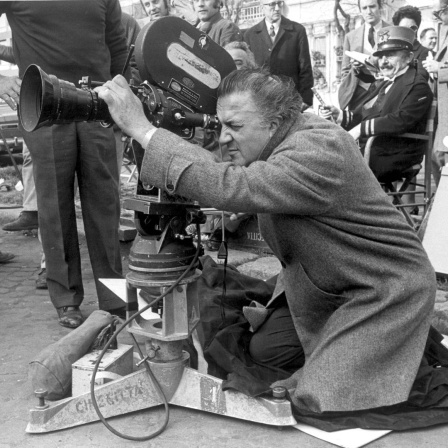 Der italienische Regisseur Federico Fellini hinter der Kamera bei seinem Film "The Clown" im Jahr 1970.