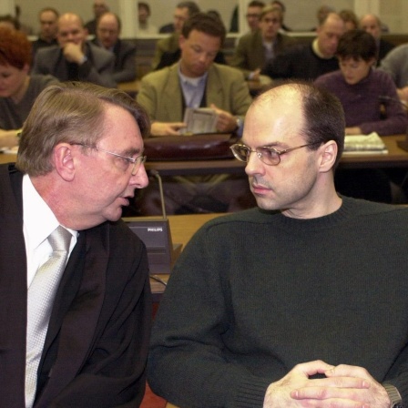 Thomas Drach (M), mutmaßlicher Drahtzieher der spektakulären Entführung von Jan Philipp Reemtsma, sitzt am 13.12.2000 zwischen seinen Anwälten Rüdiger Spormann (l) und Helfried Roubicek (r) auf der Anklagebank im Hamburger Landgericht. Der 40-Jährige war nach Erkenntnissen der Staatsanwaltschaft Kopf der Bande, die im März 1996 den Multimillionär Reemtsma entführt und 30 Millionen Mark Lösegeld erpresst hatte.